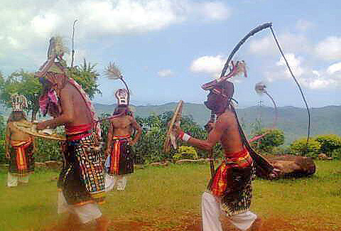 Caci ist eine traditionelle  Form des Kampfes mit einer Peitsche - Flores - Manggarai - Indonesien